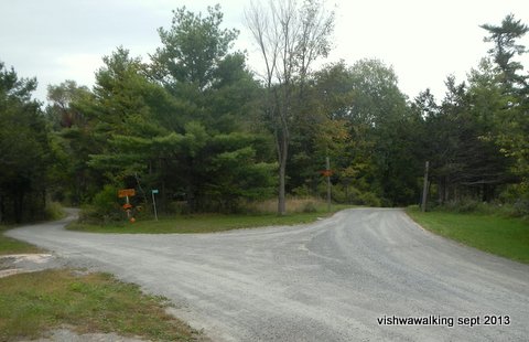 Foley Mountain: Junction in park road. Right: interpretive centre. :eft: superintendents's house Foley Mountain: Junction in park road. Right: interpretive centre. :eft: superintendents's house