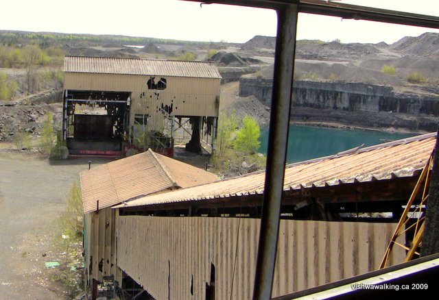 marmoraton, view from up high to little building and road to lake